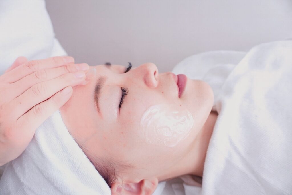 クレンジングされる女性の写真